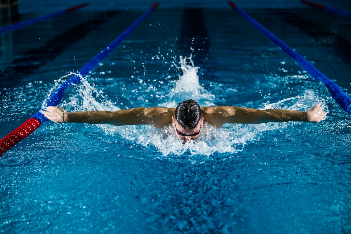 Schwimmen bei Arthrose: Gelenkentlastung im Wasser